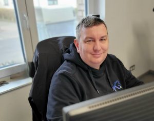 Dirk Hormel, System Engineer der KONZEPT3 IT GmbH, an seinem Arbeitsplatz im Unternehmen.
