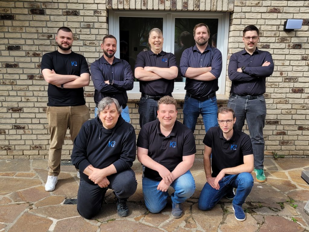 Gruppenbild vom Konzept3 Team auf der Terrasse hinter dem Büro.