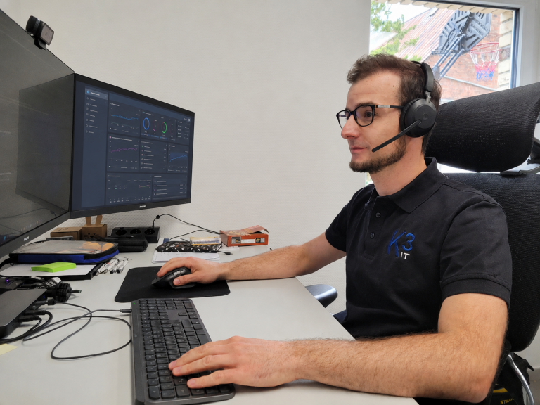 Robert Hoth, einer unserer System Engineers bei der technischen Unterstützung am Arbeitsplatz per Telefon Und Fernzugriff.