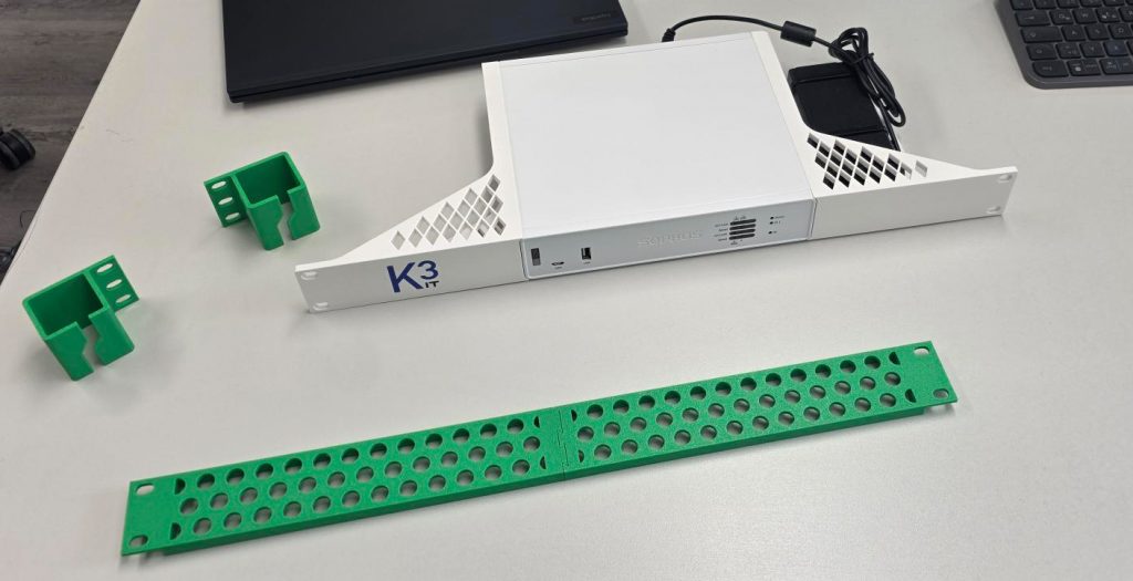Die ersten fertig gedruckten Projekte - zum Beispiel die ppassenden Halterungen für Servereinsätze