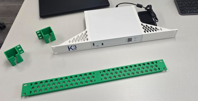 Die ersten fertig gedruckten Projekte - zum Beispiel die ppassenden Halterungen für Servereinsätze