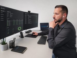 Geschäftsführer Qendrim Sallauka prüft die Kunden-Backups und die Restore-Funktionalität.