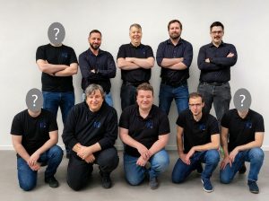 Das Bild zeigt das aktuelle Team von Konzept3 IT plus drei Personen mit verdecktem Gesicht, die den Zuwachs, der in diesem Jahr noch kommt, darzustellen
