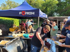 Das Buffet von Konzept3 IT findet regen Zuspruch beim Tag der offenen Tür