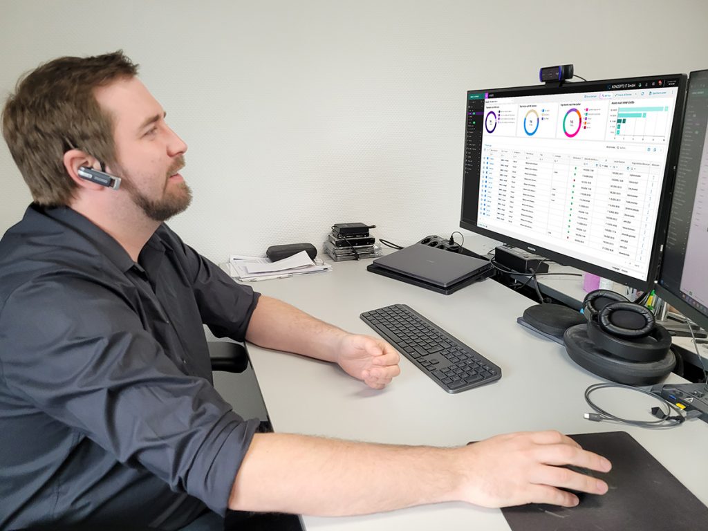 Geschäftsführer der KONZEPT3 IT GmbH sitz an seinem Arbeitsplatz bei der proaktiven Betreuung mit Remote-Management.