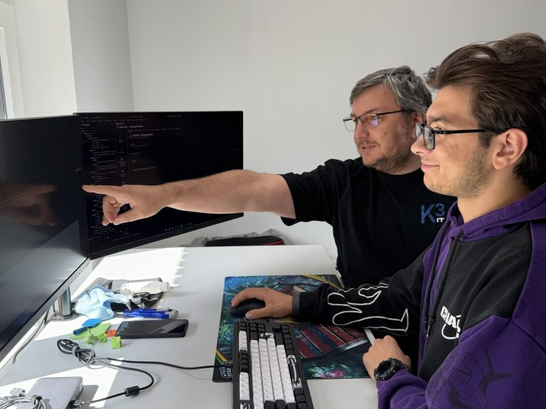 Ausbildung zum Fachinformatiker für Systemintegration im IT-Systemhaus Konzept3 IT. Unser Ausbilder, Dirk Hormel, erklärt unserem Azubi ein Tool am Rechner.