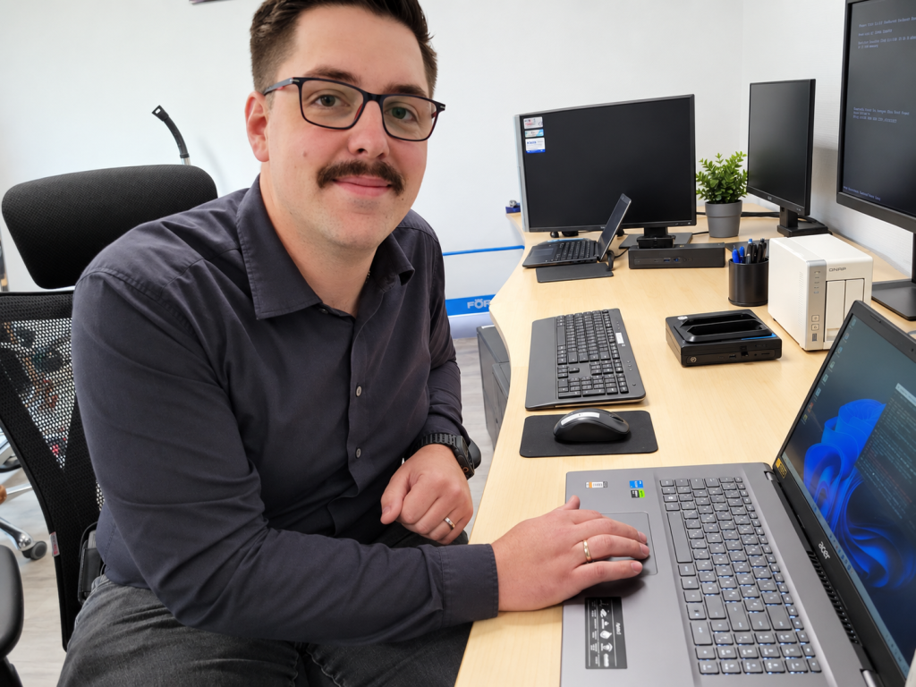 Niklas Hartmann, Geschäftsführer bei KONZEPT3 IT in Mittelhessen und Ansprechpartner für Steuerkanzleien am Laptop.