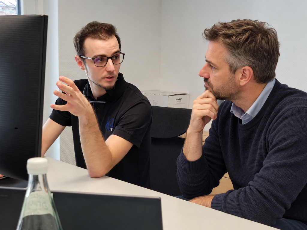 Robert Hoth, System Engineer bei Konzept3 IT im Lahn-Dill-Kreis, erklärt einem Kunden wie richtige E-Mail Archivierung funktioniert.