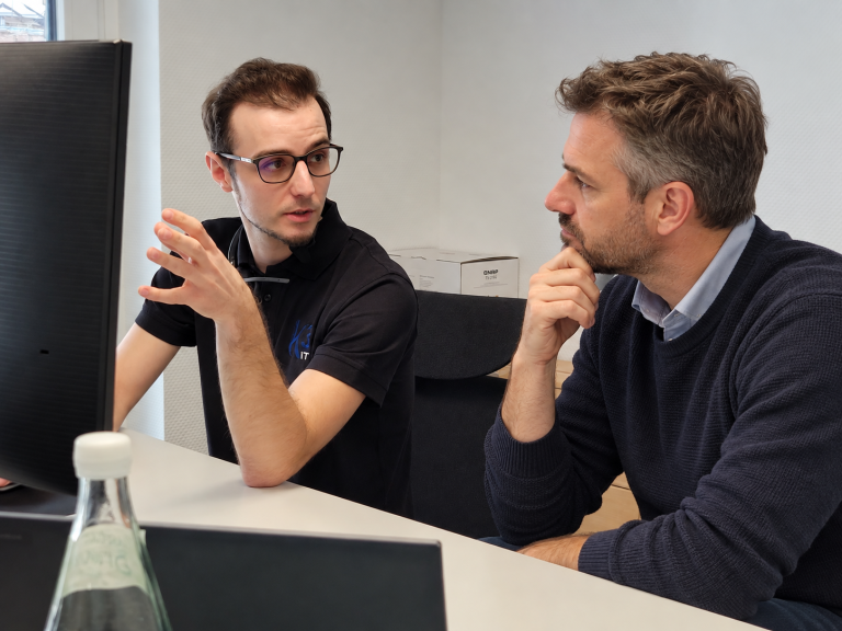 Robert Hoth, System Engineer bei Konzept3 IT im Lahn-Dill-Kreis, erklärt einem Kunden wie richtige E-Mail Archivierung funktioniert.