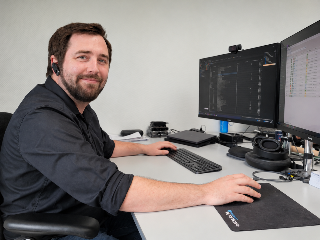 Patrick Karl, Geschäftsführer bei KONZEPT3 IT, an seinem Arbeitsplatz bei der IT-Beratung.
